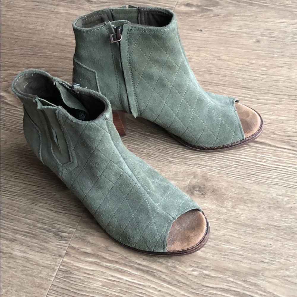 TOMS open toed bootie in a size 6
